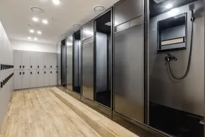 모던 그레이톤 피트니스 락커룸 샤워시설